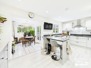 Kitchen/Breakfast Room- click for photo gallery
